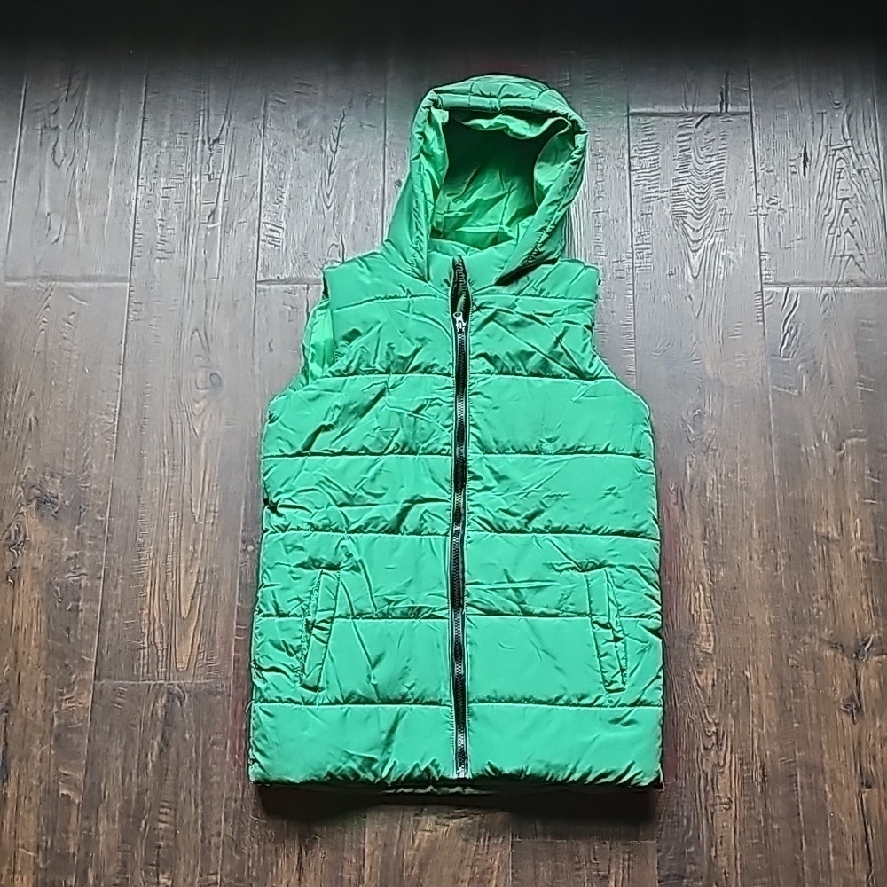 Green 💚 puffer vest with hood - Picture 2 of 3